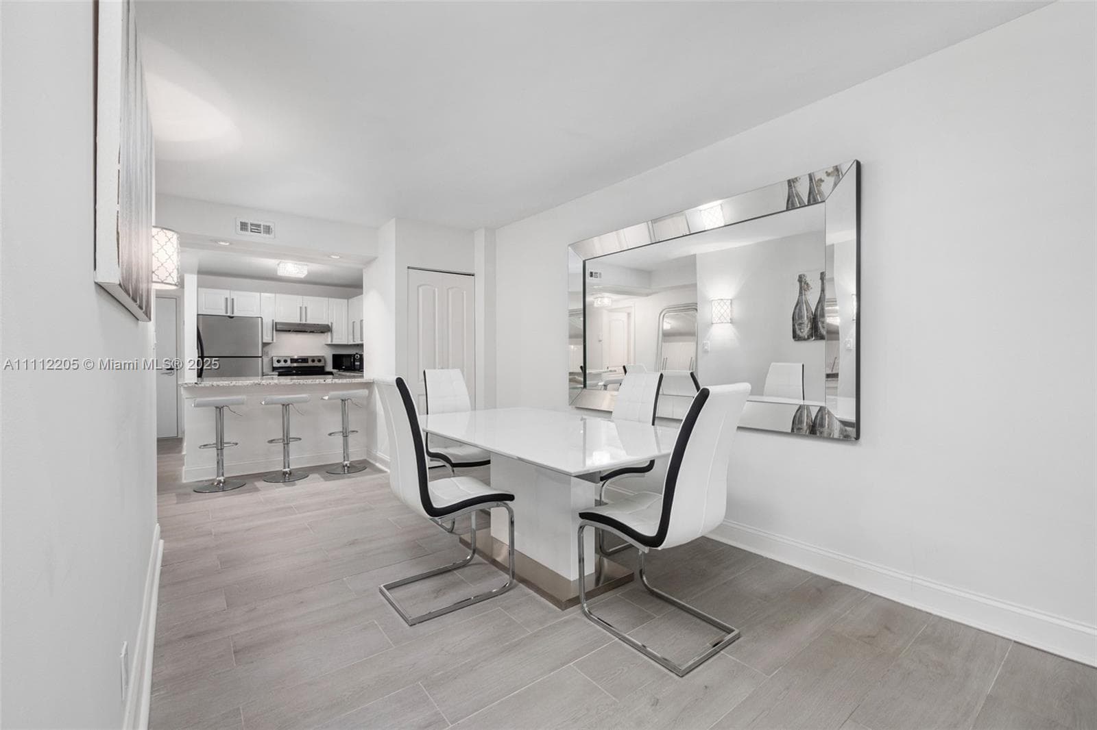 2301 Collins Ave 328 photo 9