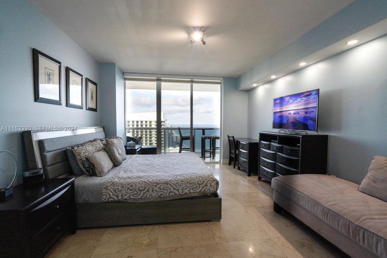 1830 OCEAN DR 4710 photo 18