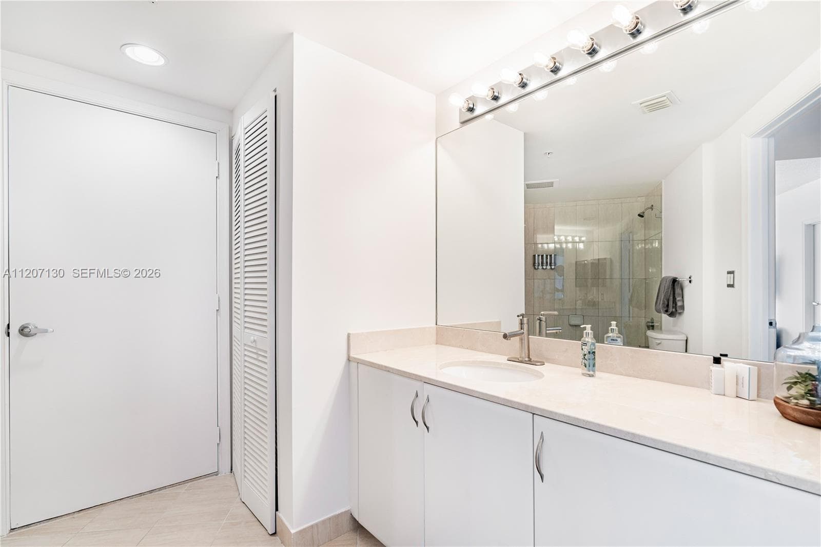 1750 N Bayshore Dr 3914 photo 23