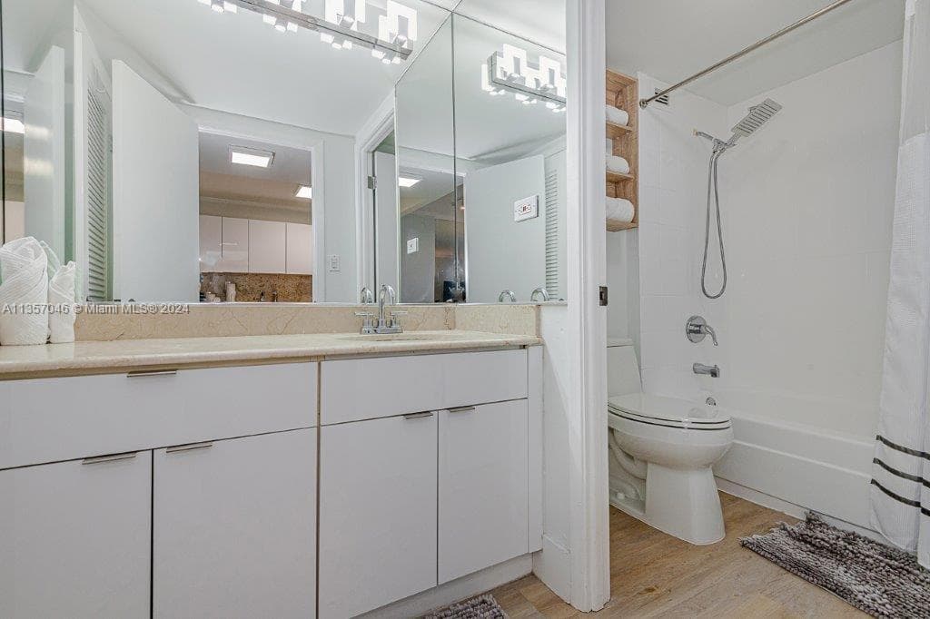 2301 Collins Ave 842 photo 16