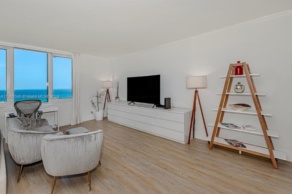 2301 Collins Ave 842 photo 8
