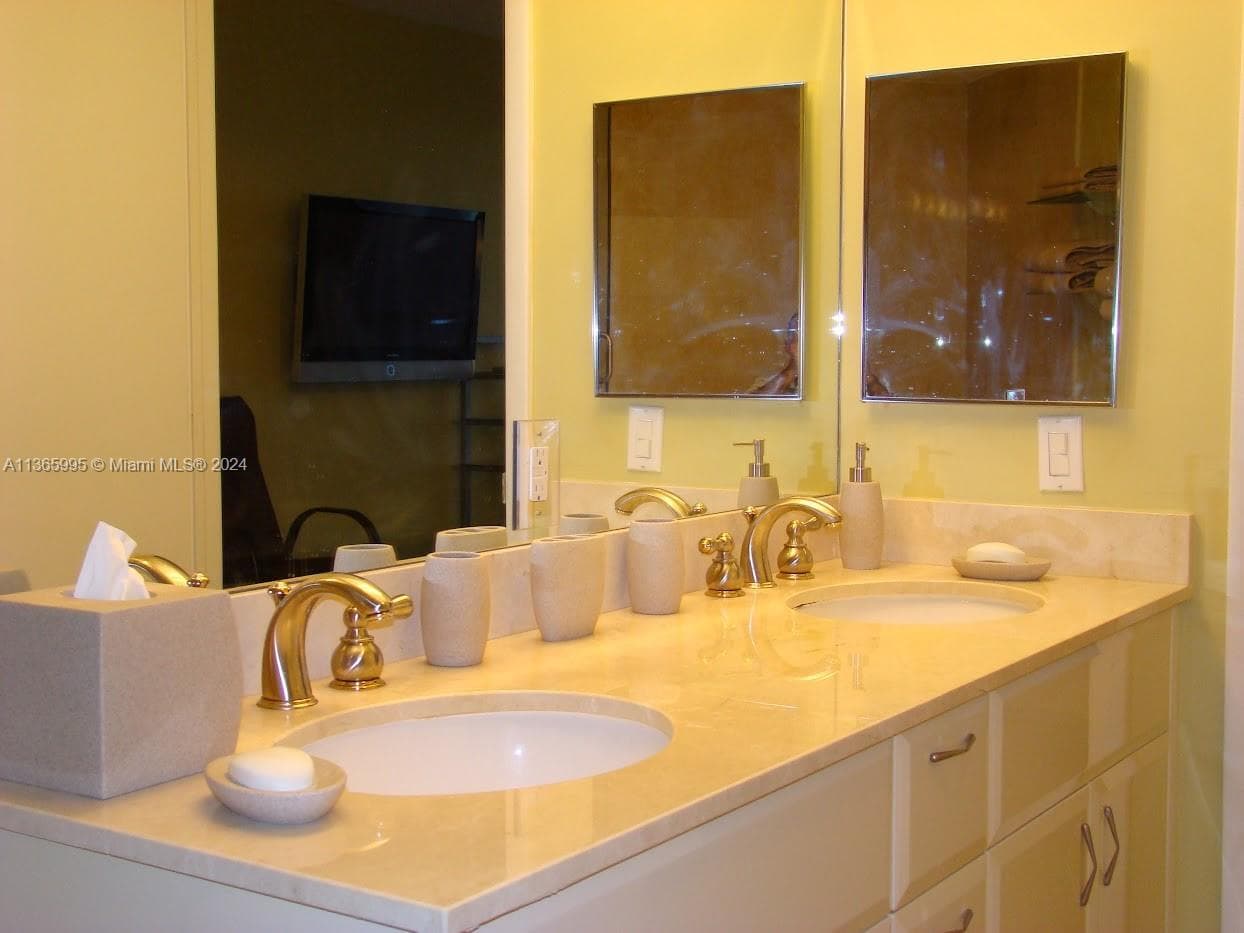 6365 COLLINS AV 3407 photo 10
