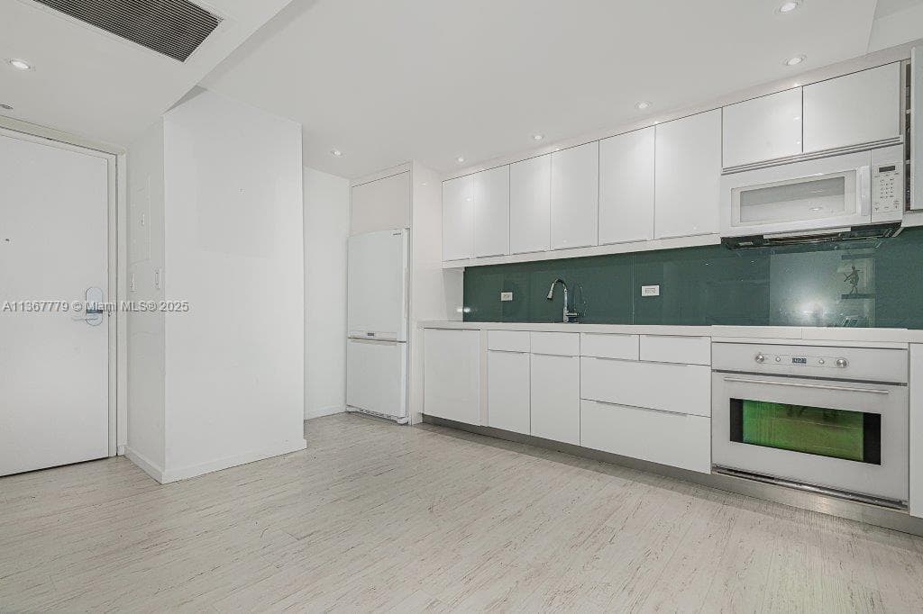 2301 Collins Ave 1032 photo 3