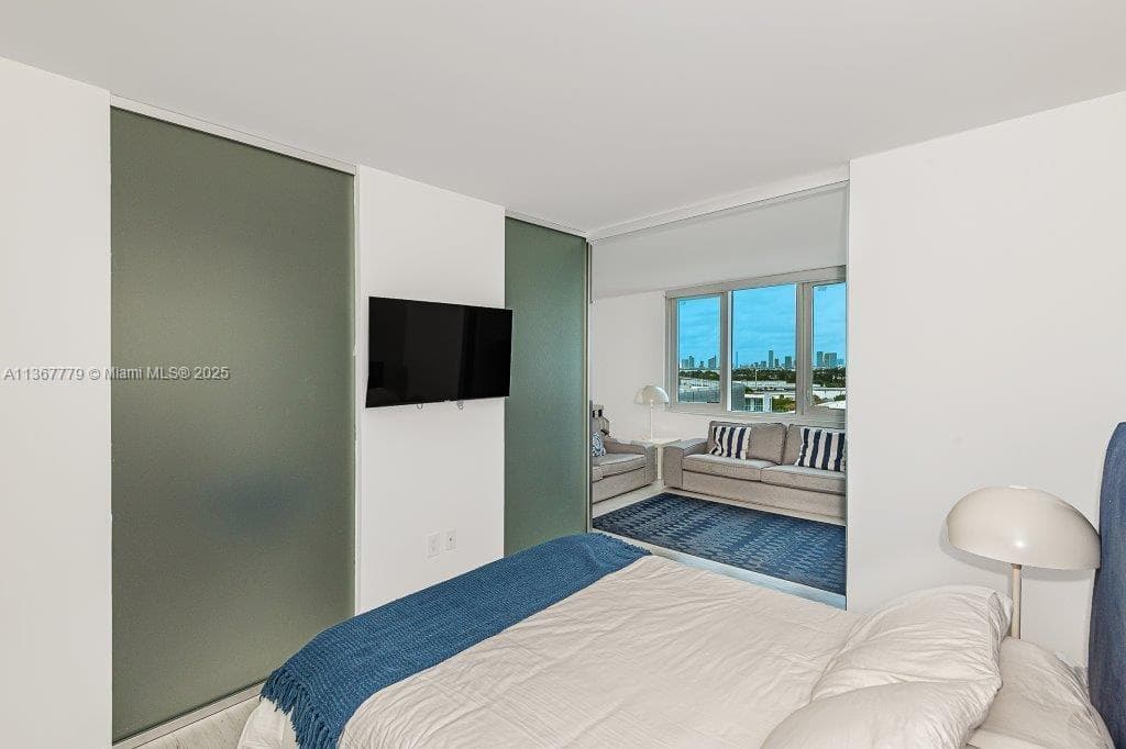 2301 Collins Ave 1032 photo 1