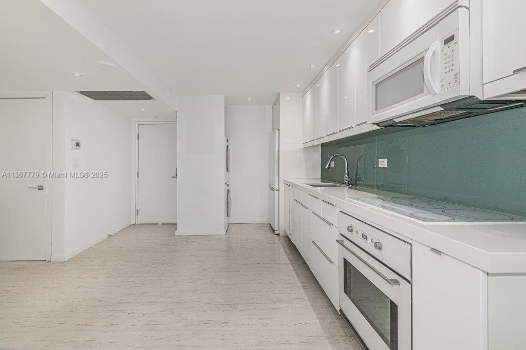 2301 Collins Ave 1032 photo 11