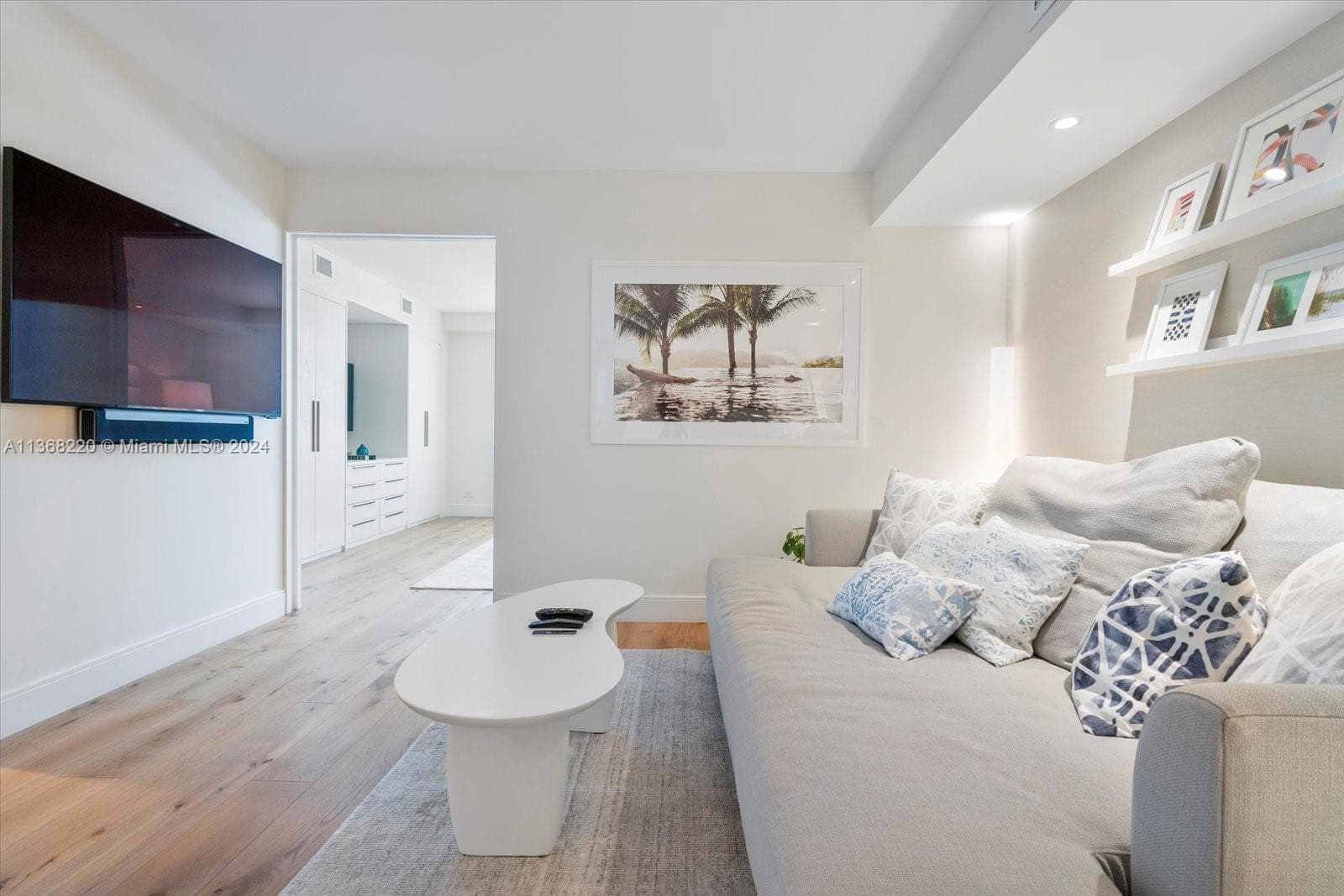 2301 Collins Ave 4