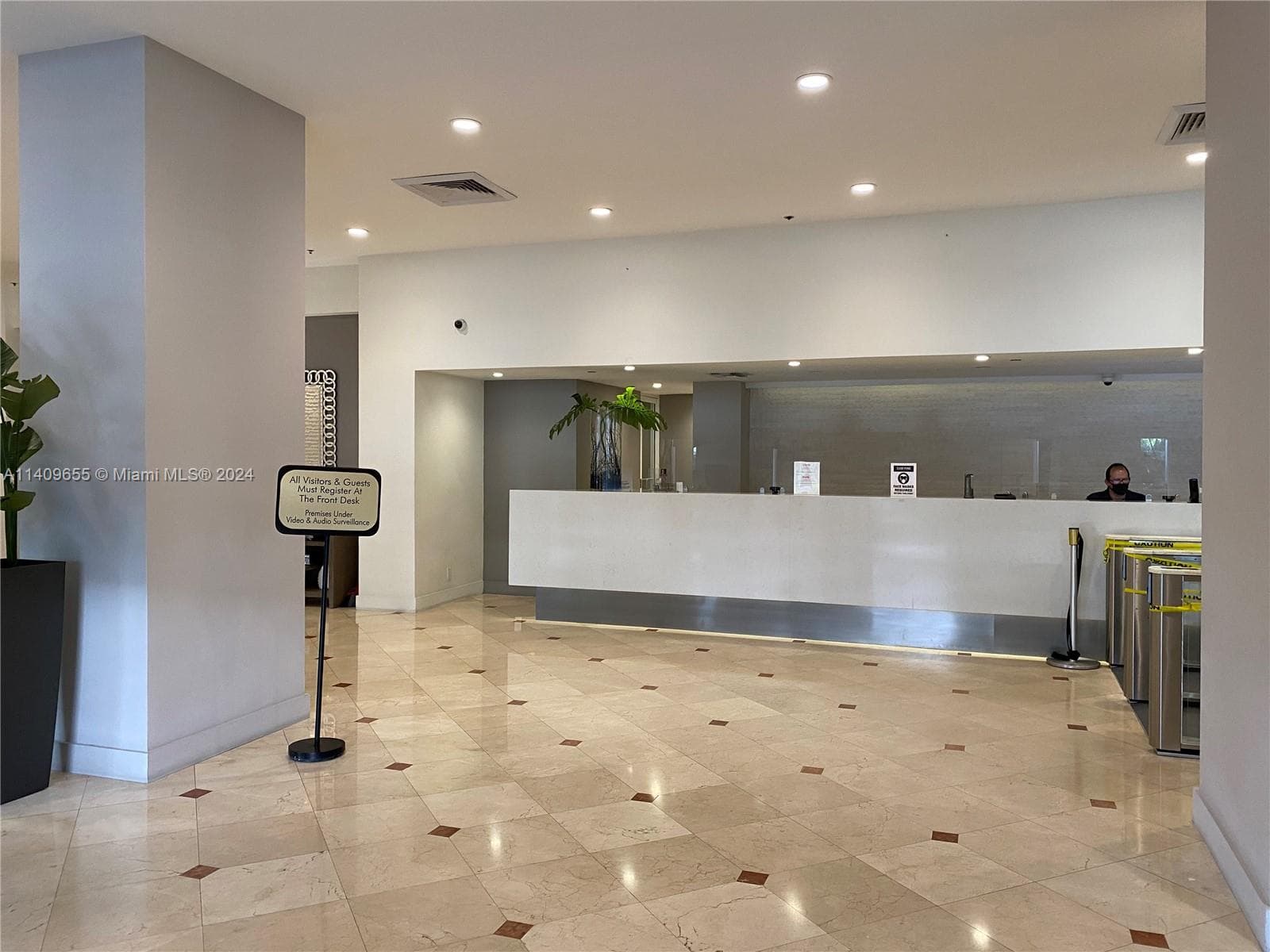 100 Lincoln Rd 939 photo 17