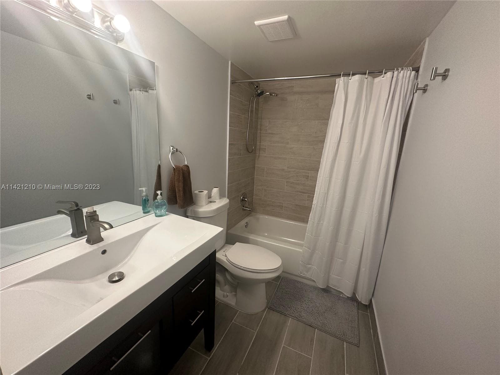 401 Golden Isles Dr 603 photo 13