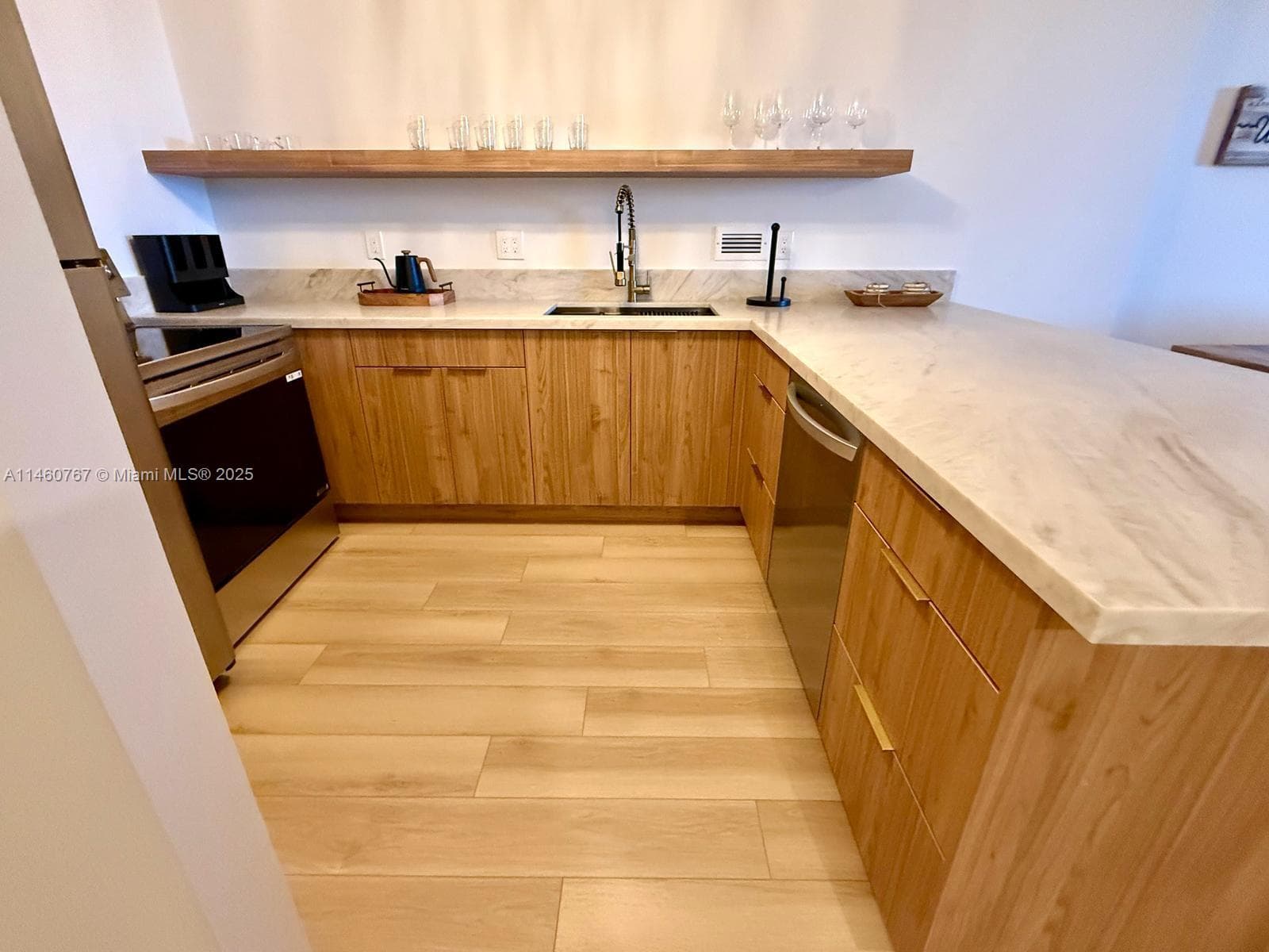 2301 Collins Ave 1121 photo 3