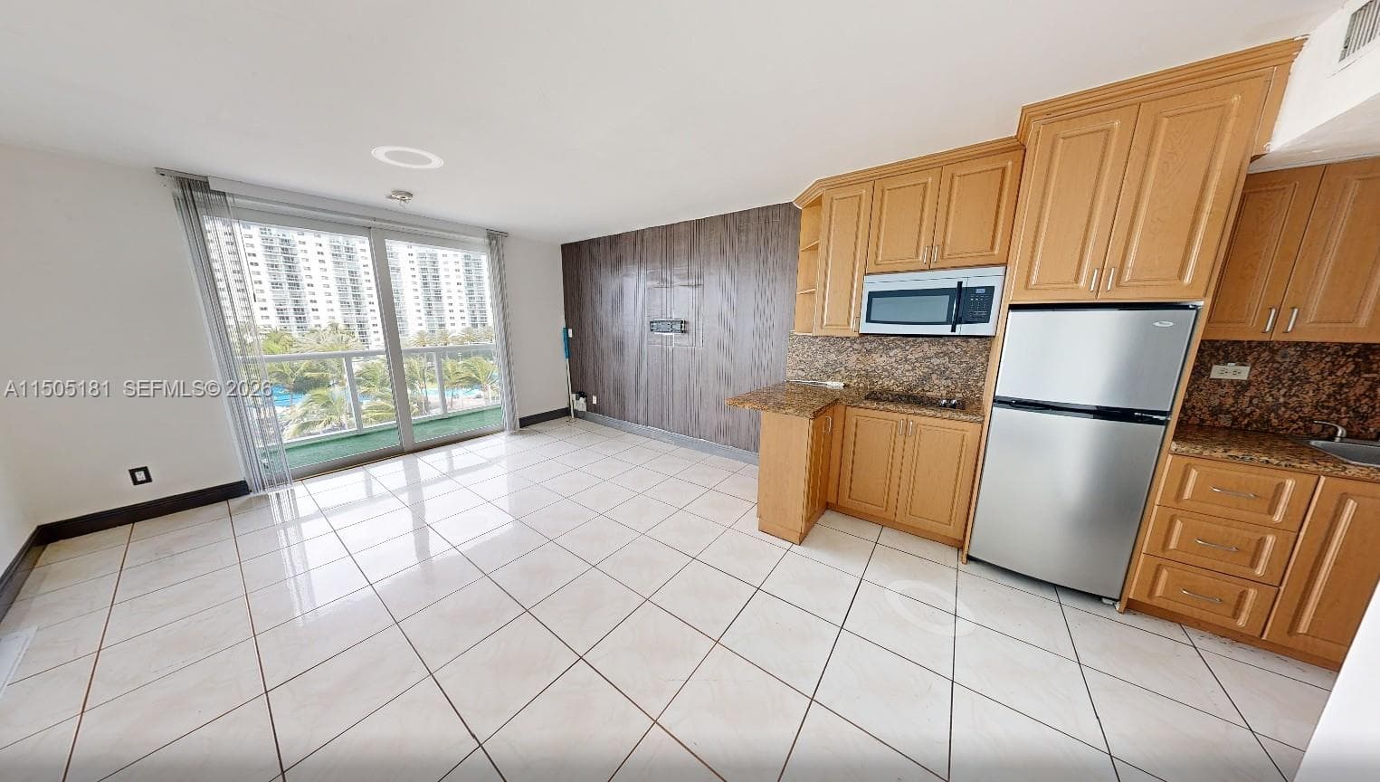 19201 COLLINS AV 432 photo 17