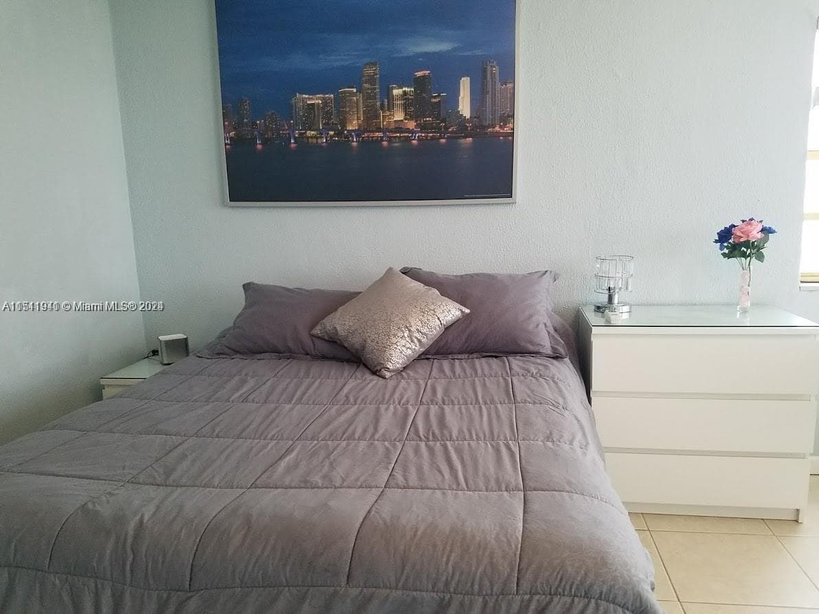 19201 COLLINS AVE 744 photo 3