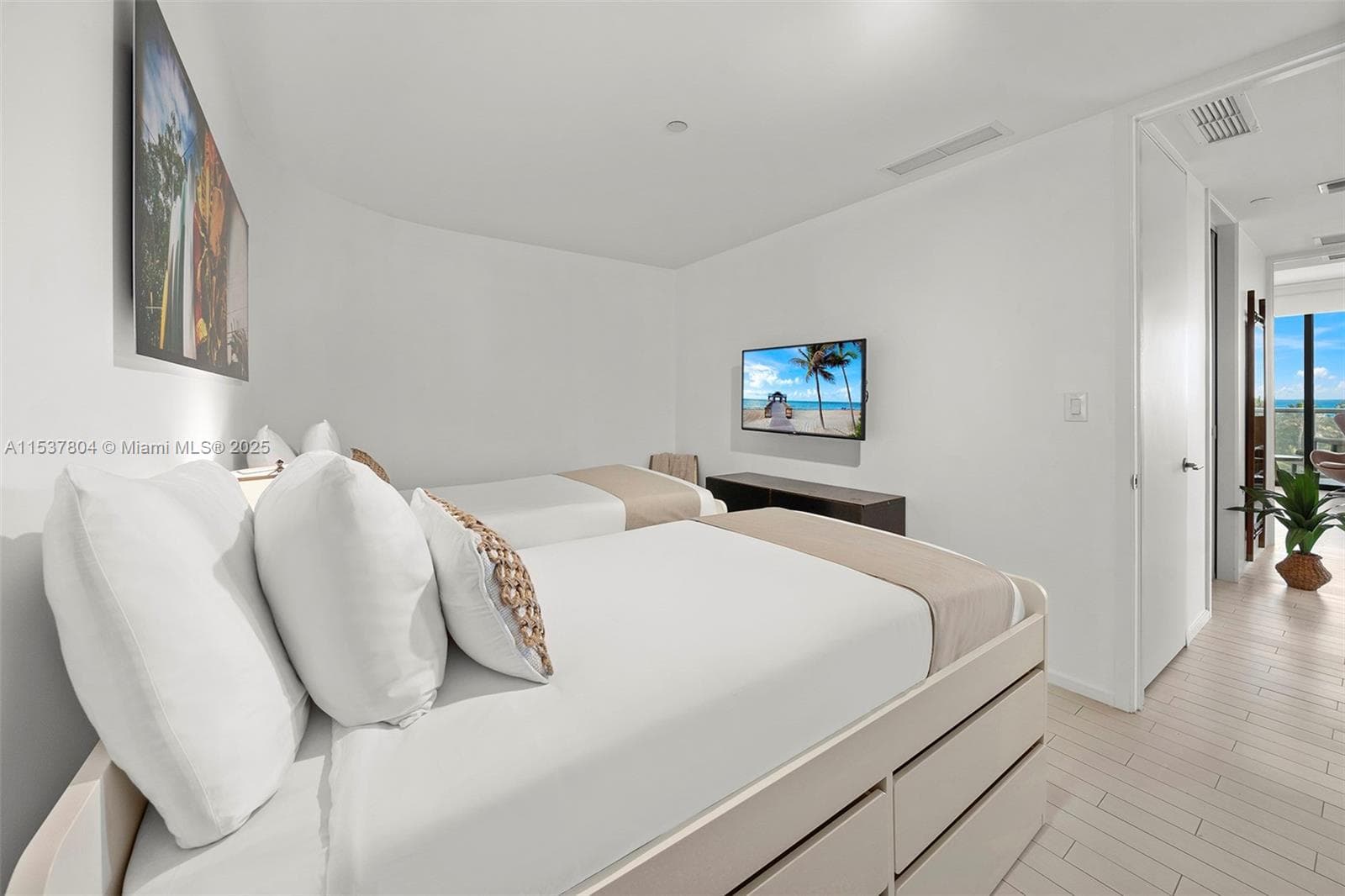 2201 Collins Ave 814 photo 5