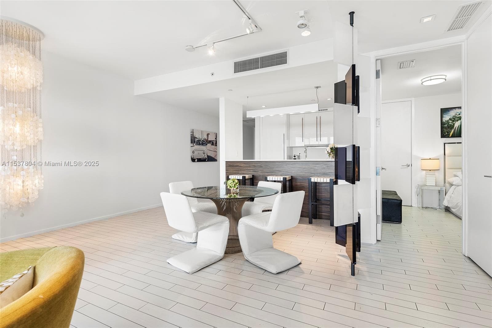 2201 Collins Ave 814 photo 4
