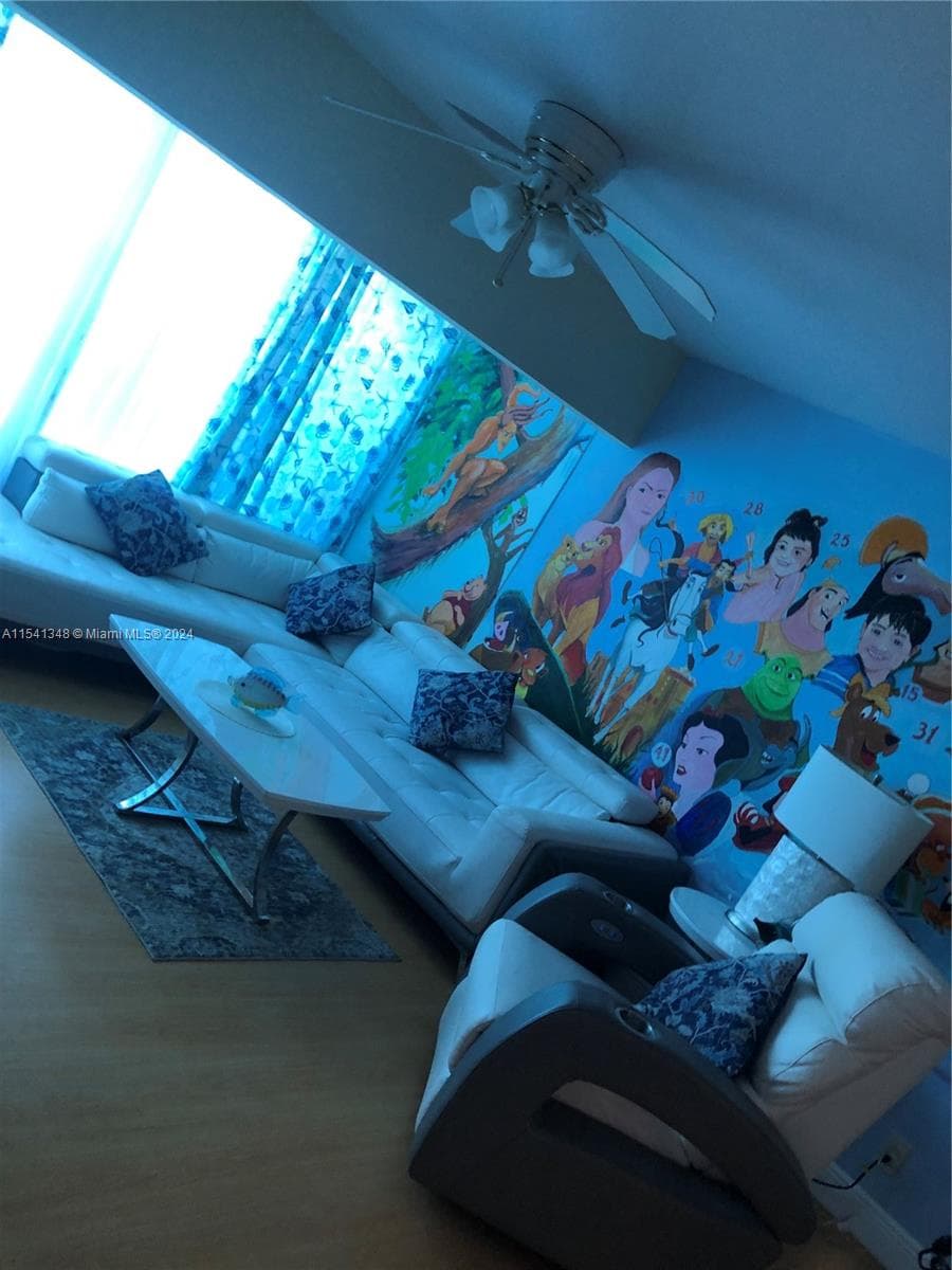 5445 Collins Ave 1