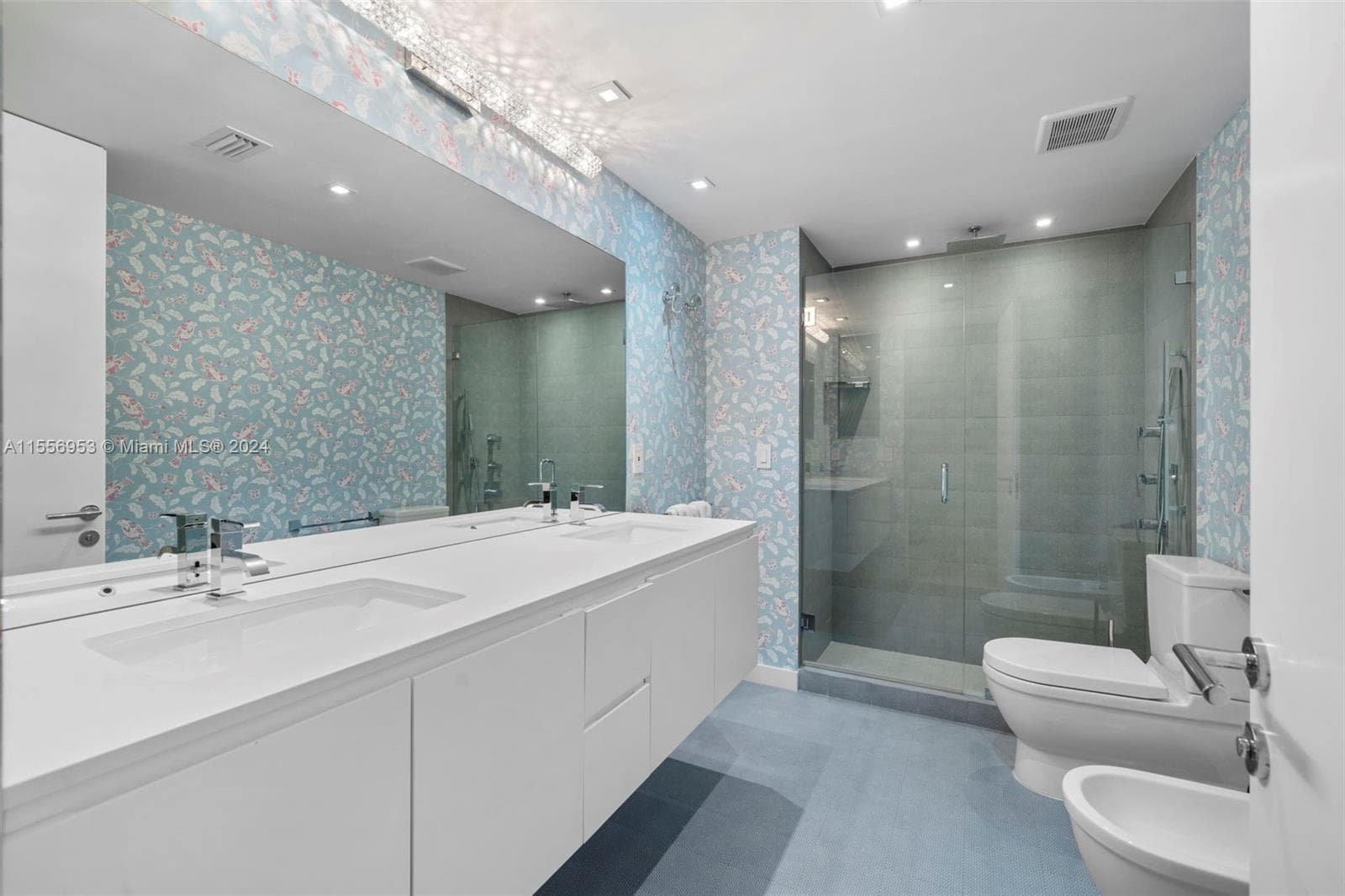 2301 Collins Ave 410 photo 17