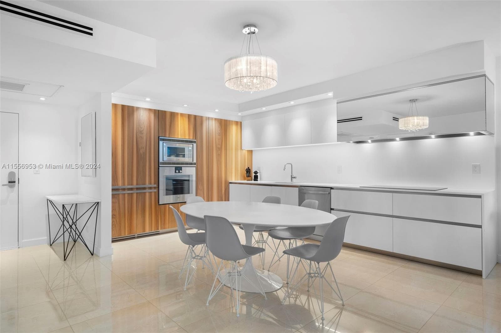 2301 Collins Ave 410 photo 10