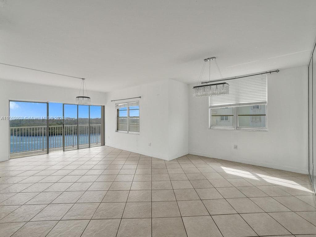 300 Bayview Dr 906 photo 3