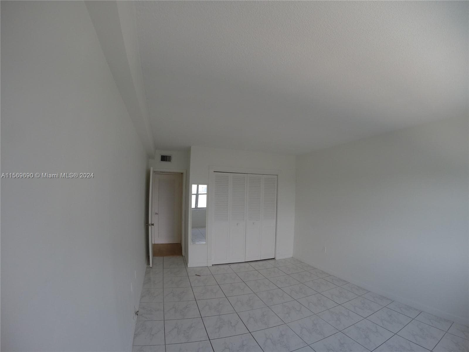 400 Kings Point Dr 905 photo 6