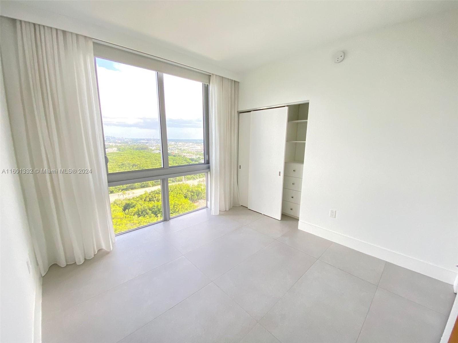 16385 Biscayne Blvd 2421 photo 17