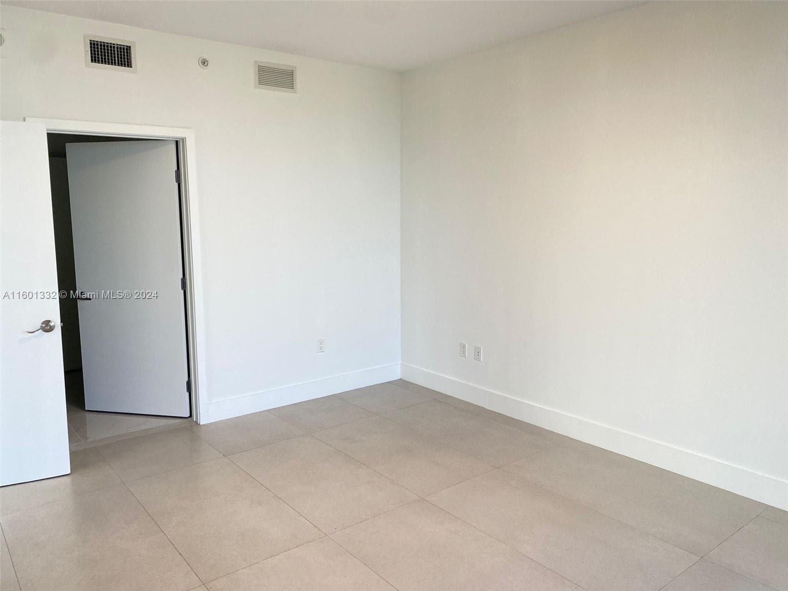 16385 Biscayne Blvd 2421 photo 10