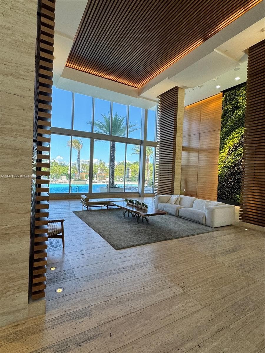 16385 Biscayne Blvd 2421 photo 4