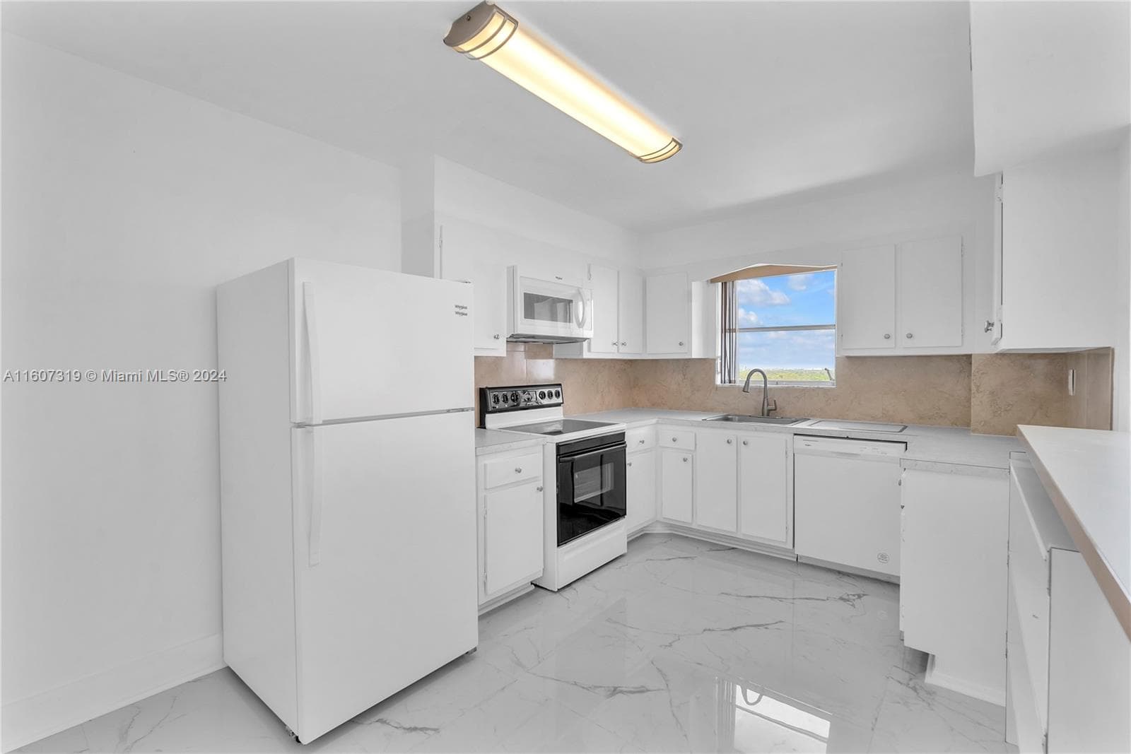 2780 183rd St 1601 photo 9