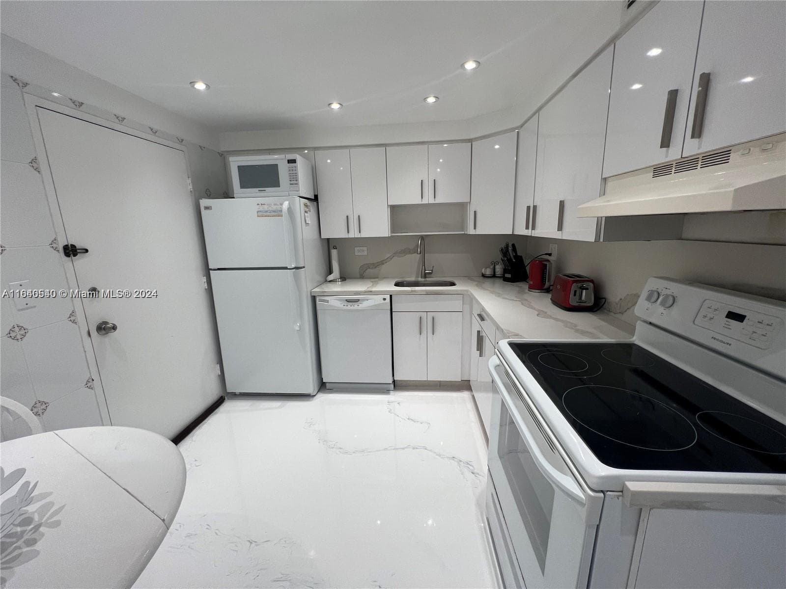5555 Collins Ave 7T photo 7