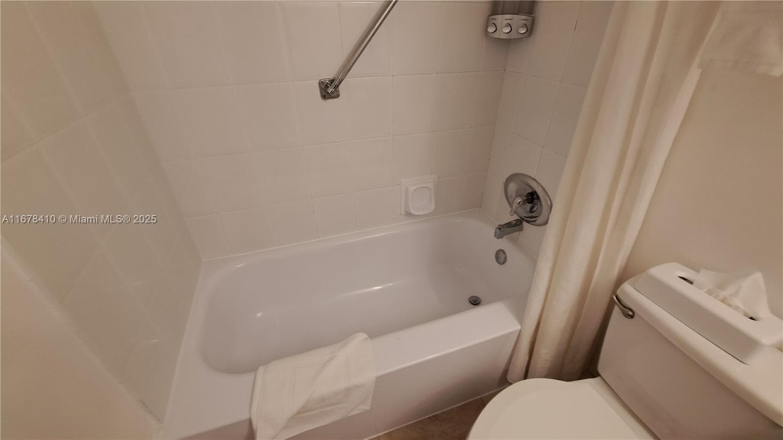 19201 Collins Ave 747 photo 22