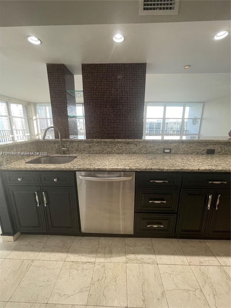 1000 Parkview Dr 920 photo 6