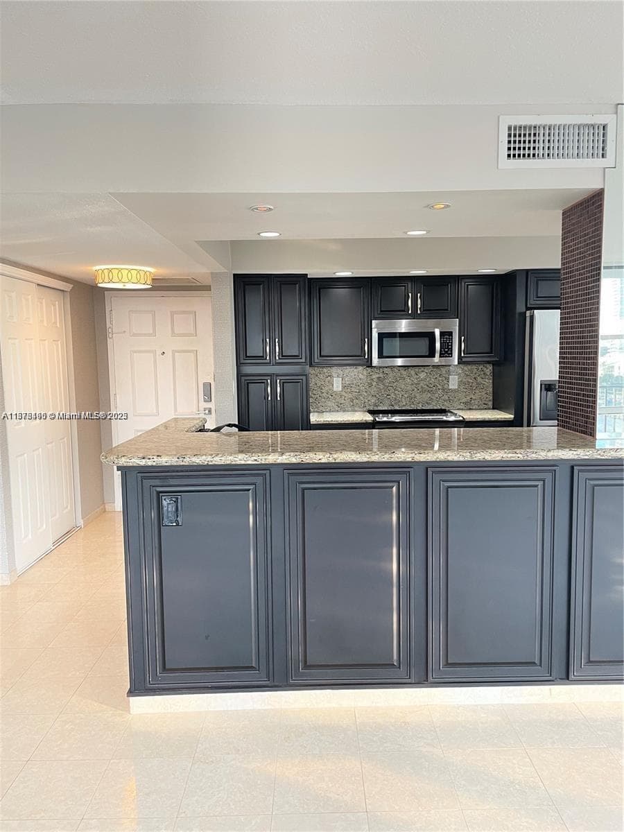 1000 Parkview Dr 920 photo 12