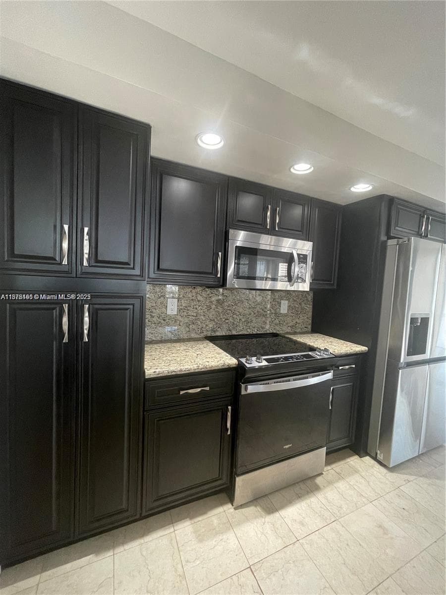 1000 Parkview Dr 3
