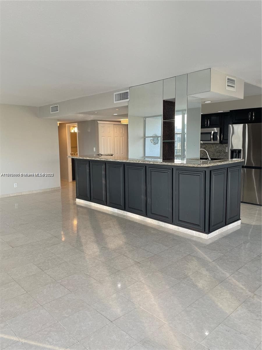1000 Parkview Dr 920 photo 15