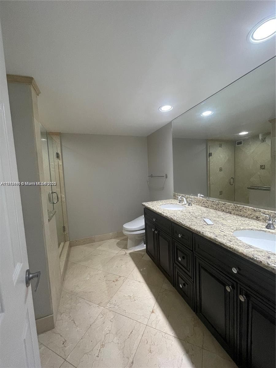 1000 Parkview Dr 920 photo 21
