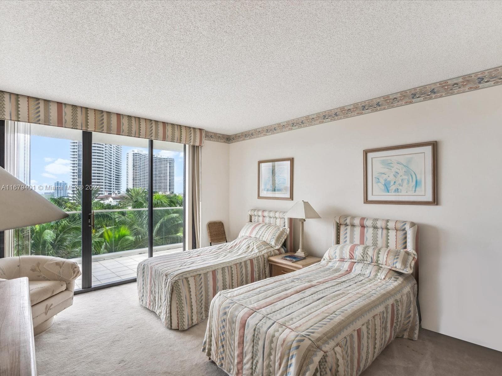 2800 Island Blvd 702 photo 12