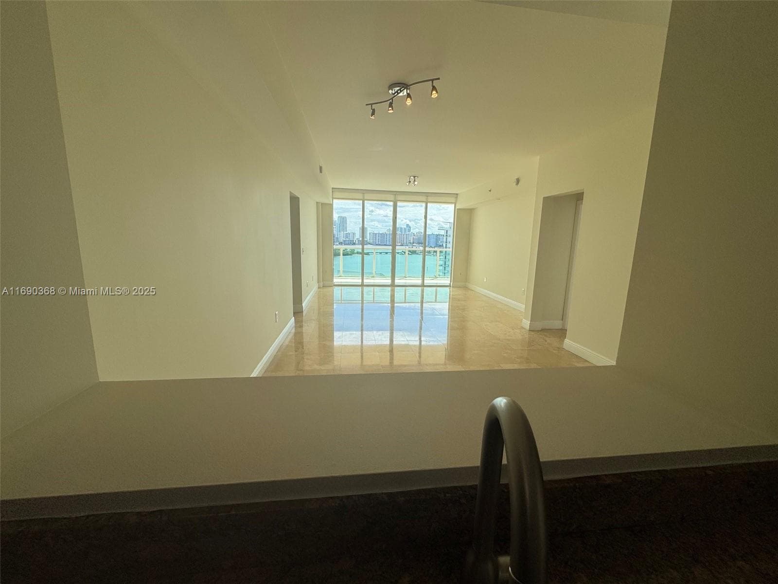 3330 NE 190 ST 1215 photo 12