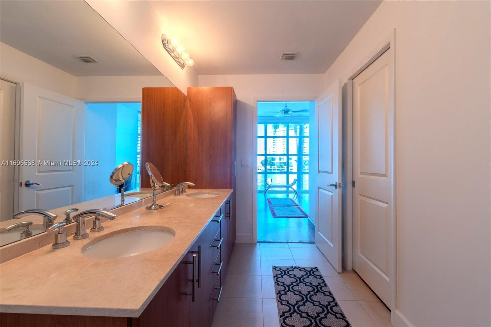 1945 Ocean Dr 5