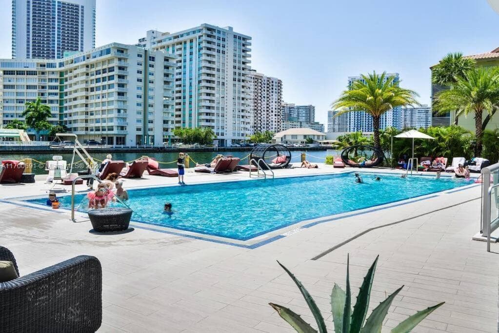 2602 E Hallandale Beach Blvd R508 photo 17