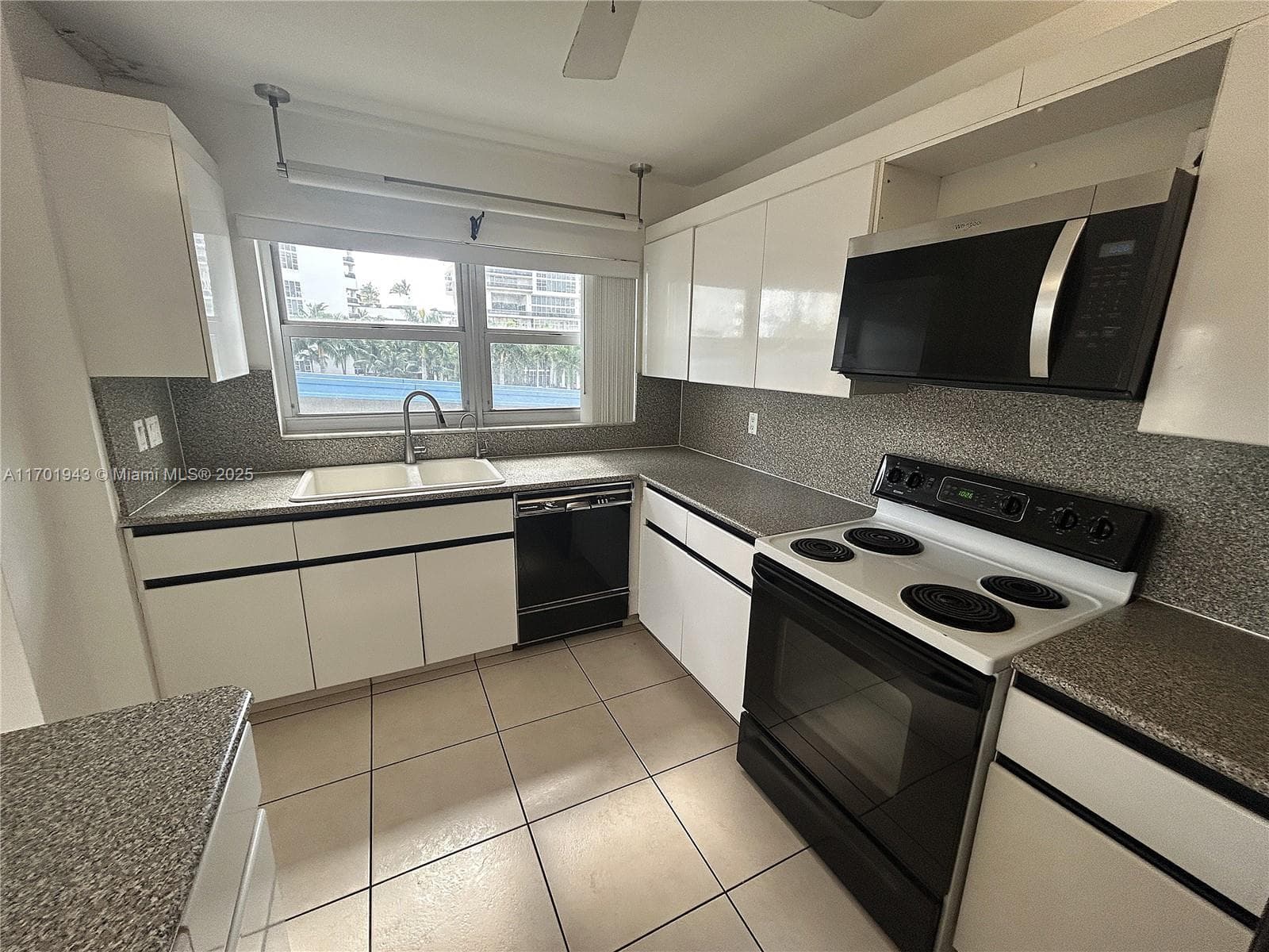 1825 Ocean Dr 401 photo 2