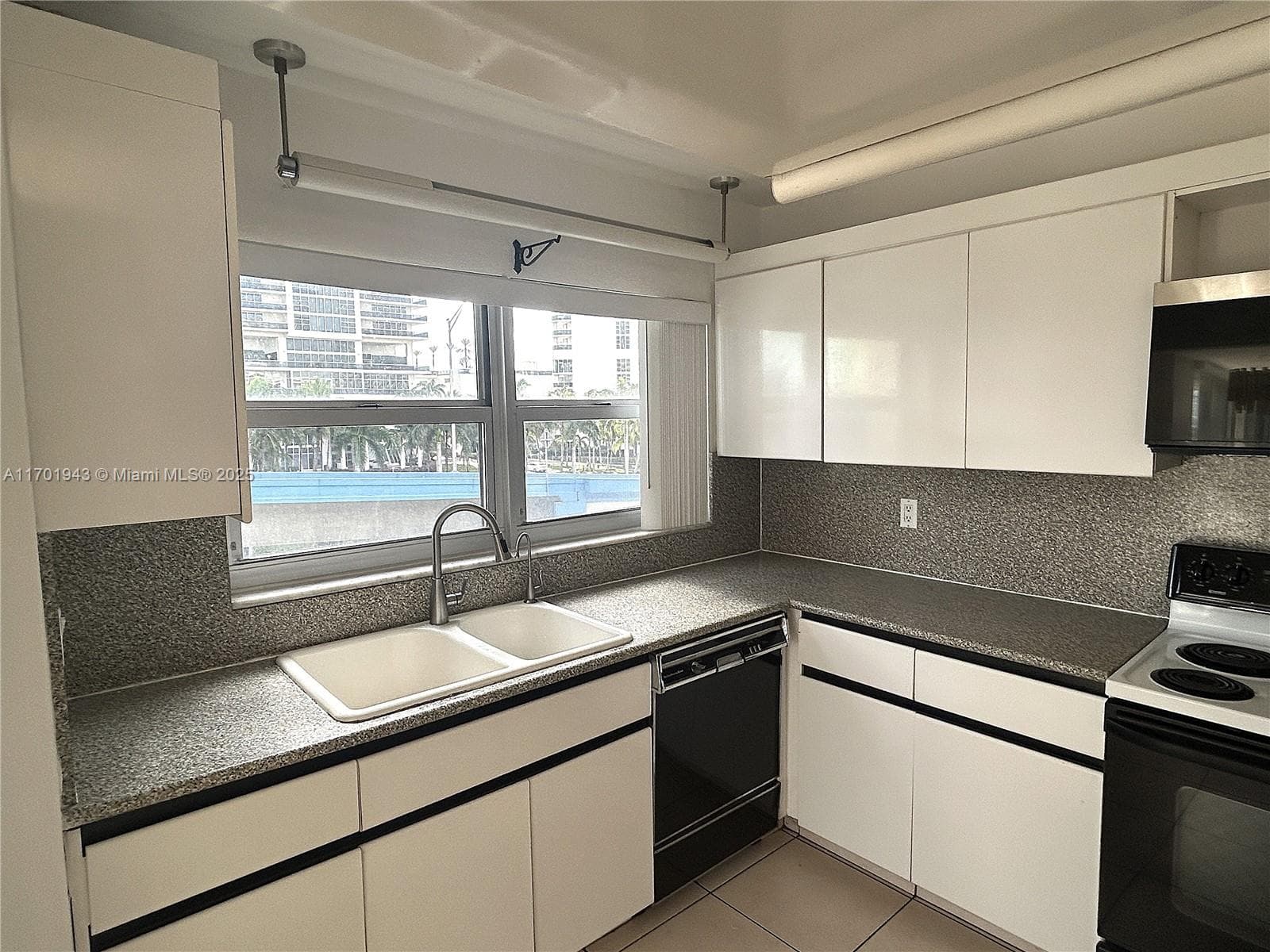 1825 Ocean Dr 401 photo 3