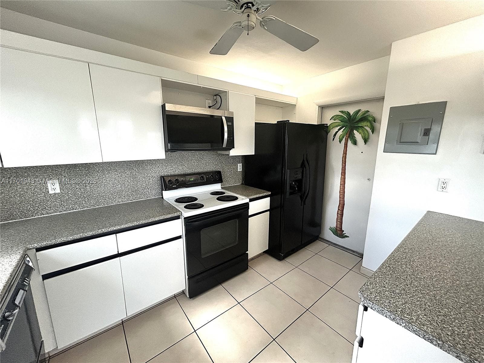 1825 Ocean Dr 401 photo 1