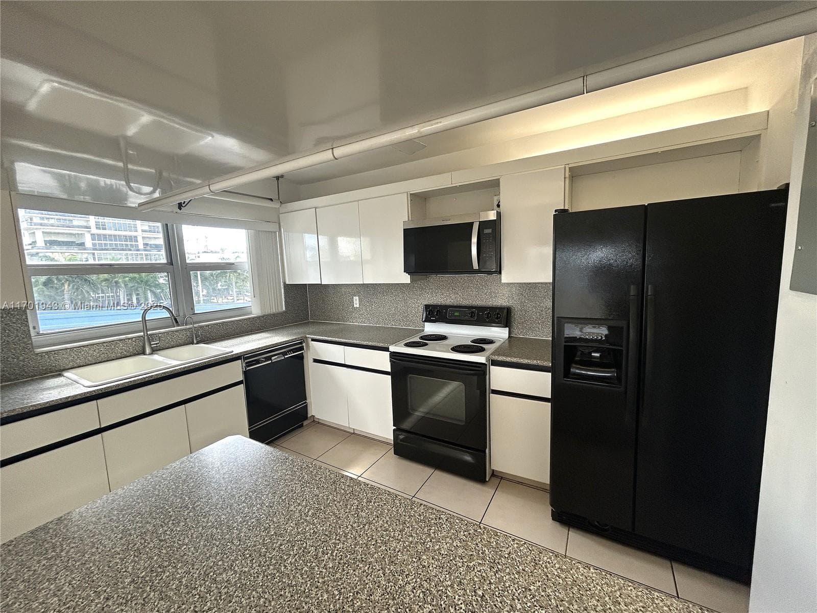 1825 S Ocean Dr 401 photo 4