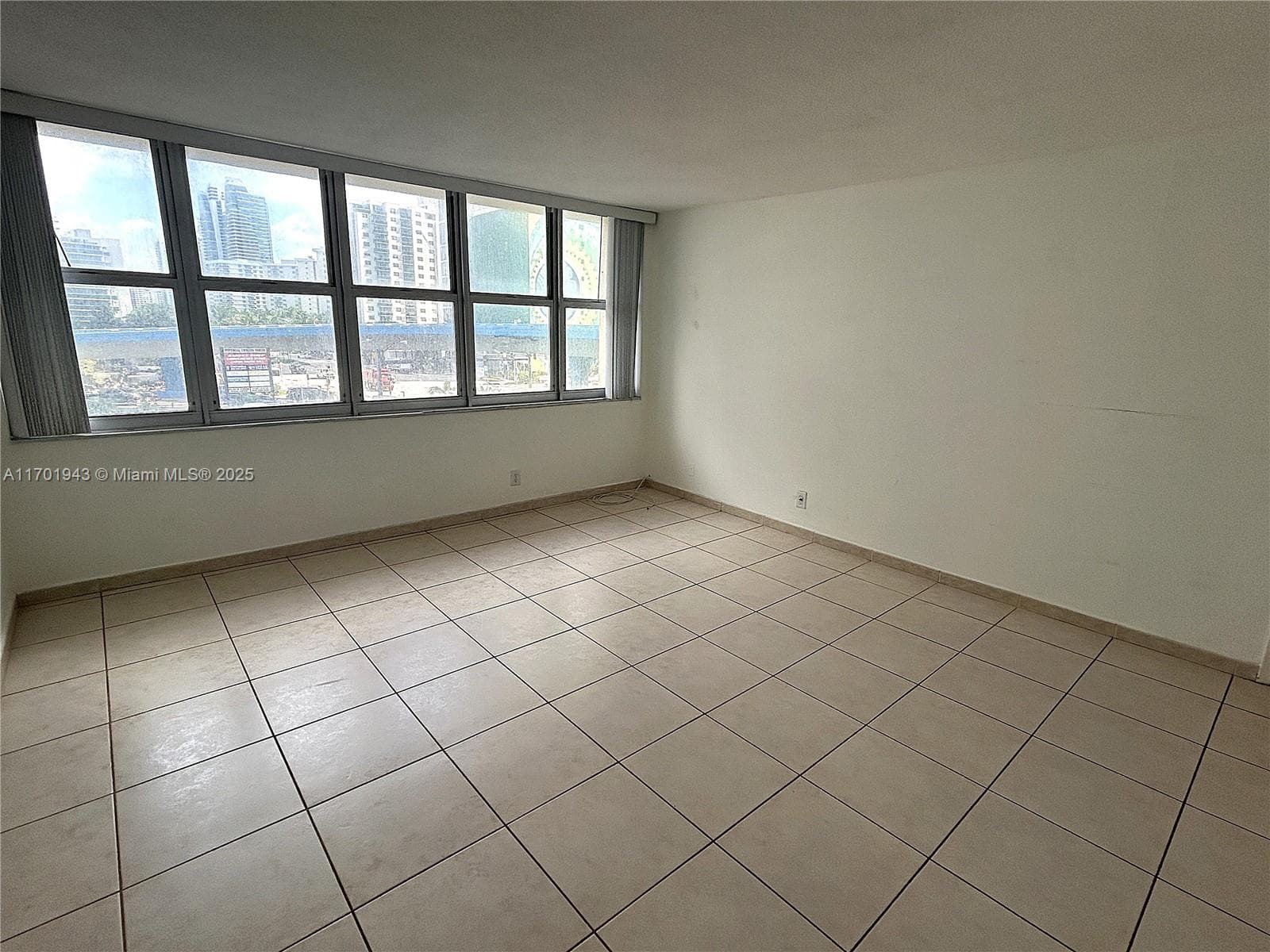 1825 Ocean Dr 401 photo 8