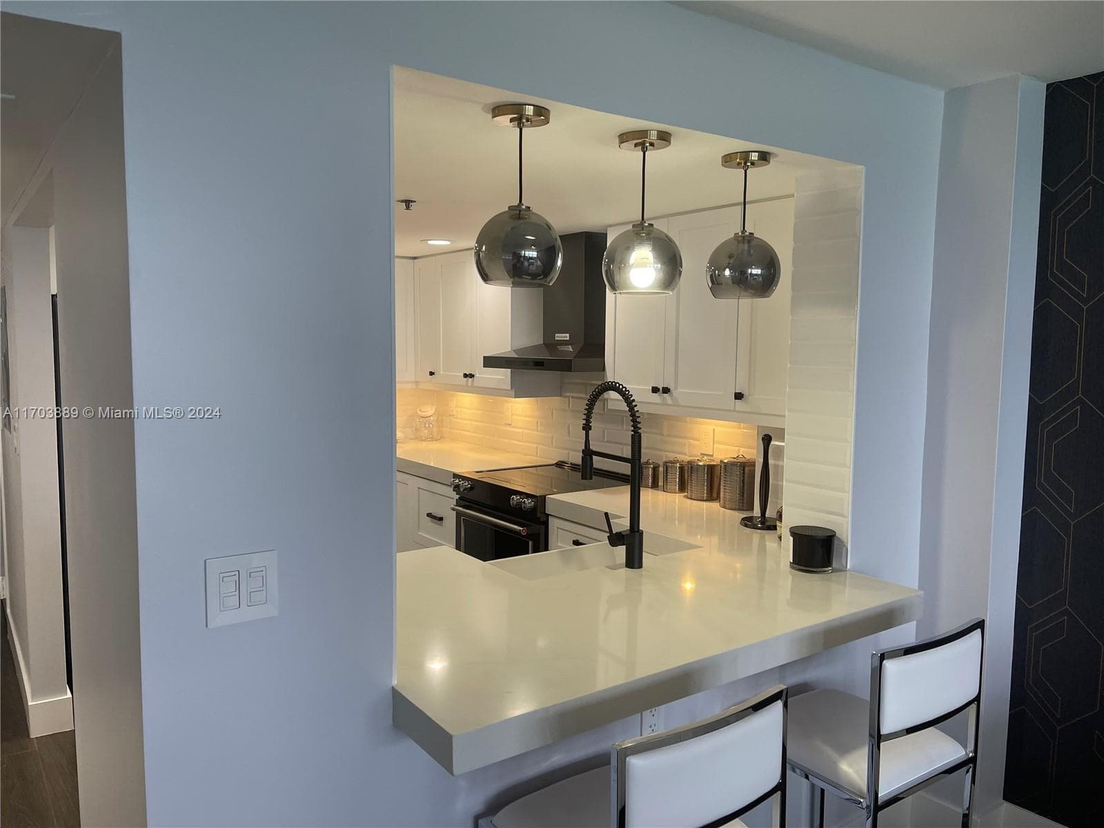2555 Collins Ave 1409 photo 4