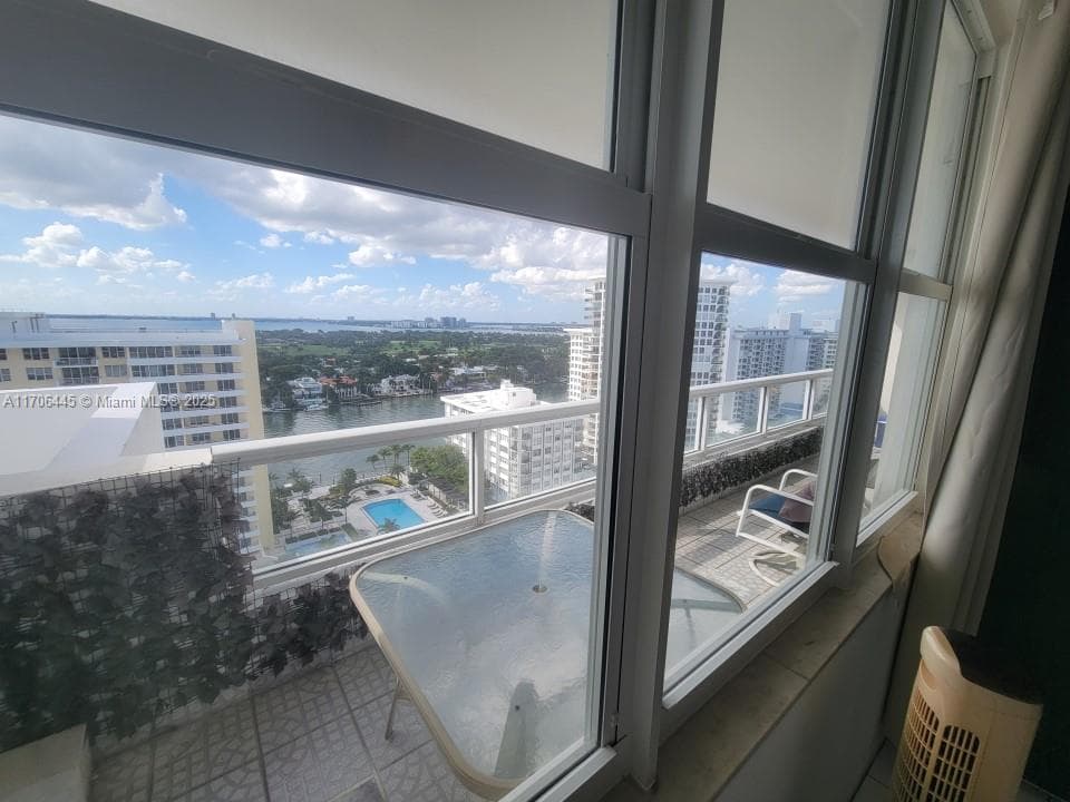 5601 Collins Ave PH-9 photo 23