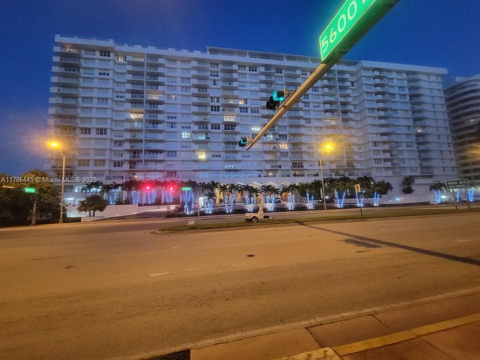 5601 Collins Ave PH-9 photo 9