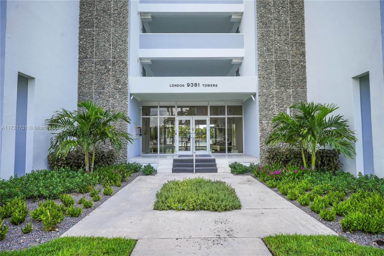 9381 E Bay Harbor Dr 401N photo 6