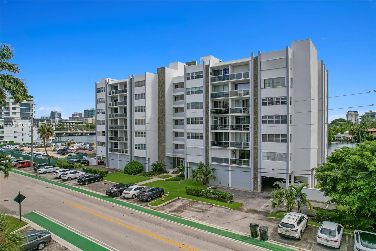 9381 E Bay Harbor Dr 401N photo 1