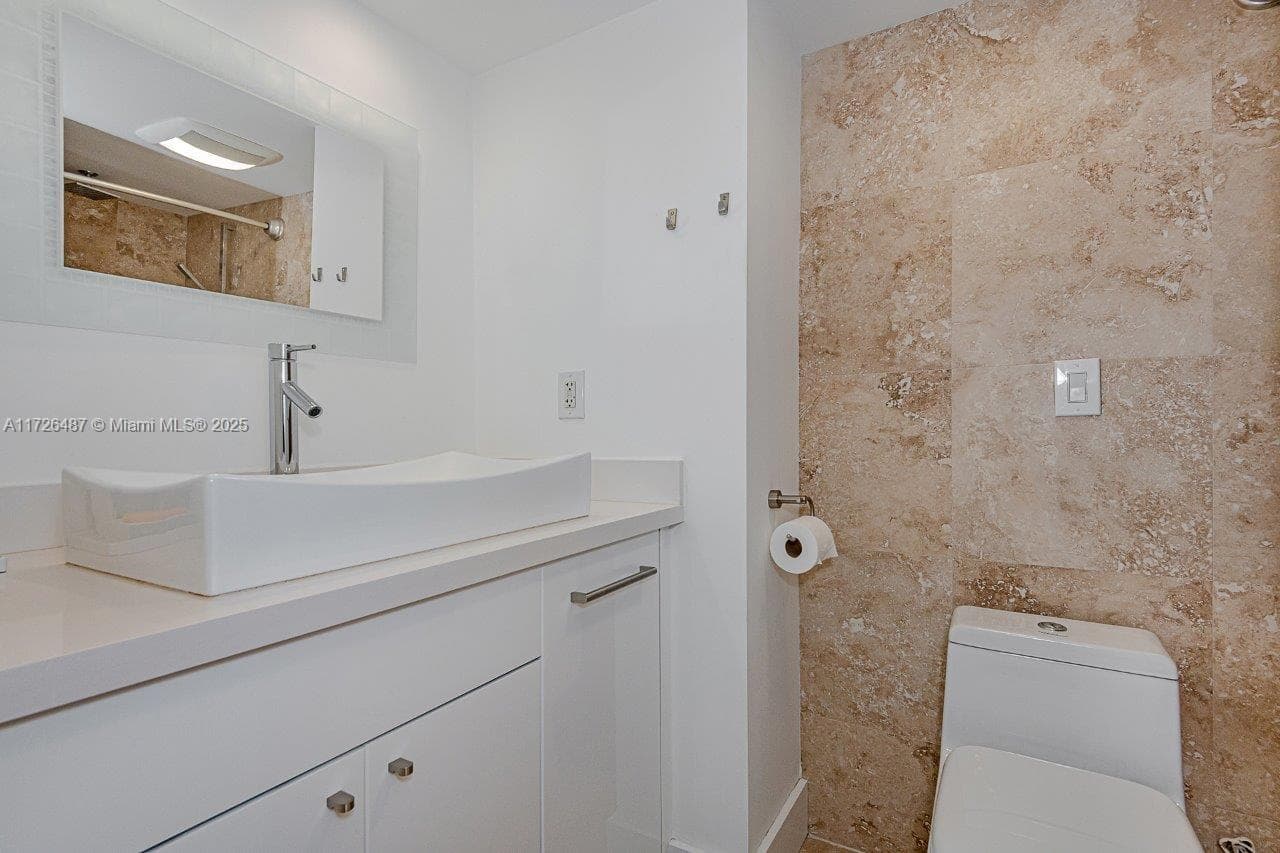 2301 Collins Ave 1515 photo 15