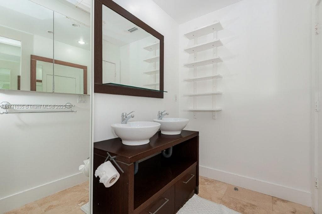 2301 Collins Ave 1629 photo 9