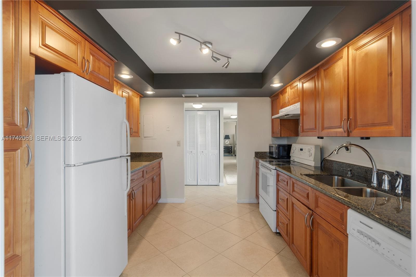 800 Parkview Dr 909 photo 18